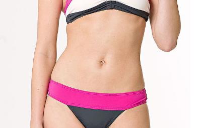 福州周珃醫(yī)生做胸部隆胸的效果如何？針對胸部較小的女性，這位醫(yī)生應該有一定的了解，自稱為“美胸王子”，