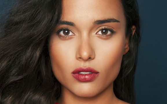 整容前丑陋程度讓人匪夷所思，整容后變成笑容可掬的奇跡