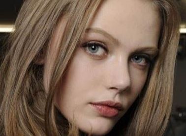 尹時(shí)允是否經(jīng)歷了整容手術(shù)？看看他的轉(zhuǎn)變之路，你心動(dòng)了嗎？