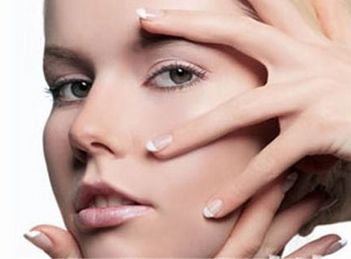 青島山大醫(yī)院如何進(jìn)行雙眼皮手術(shù)？專家團(tuán)隊(duì)實(shí)力與專長(zhǎng)分析