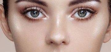 權(quán)威美容專家為您推薦成都隆胸醫(yī)生，獨(dú)家服務(wù)解決平胸問題，期待您的參與！