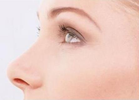 鼻子本身有點歪，整形后會不會更加不對稱？