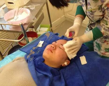 合肥艾雅整形紅藍光祛痘治療中 合肥艾雅整形紅藍光祛痘治療中