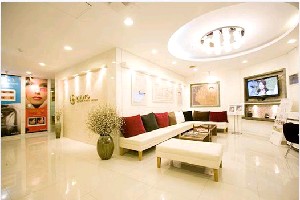 威海英姬醫(yī)療美容診所/>
</p>
<h3>
    　　威海英姬醫(yī)療美容診所鼻尖整形的手術(shù)過(guò)程
</h3>
<p>
    　　1、鼻孔內(nèi)側(cè)緣切口加鼻小柱鼻唇角處W形切口，劃兩個(gè)鼻孔切線后，局部麻醉；
</p>
<p>
    　　2、按照前面畫(huà)的切線，在鼻孔內(nèi)開(kāi)小切口；
</p>
<p>
    　　3、沿記號(hào)線作小切口，然后自切口沿骨頭向鼻根處作皮下分離.清除多余的鼻尖部軟組織及鼻翼過(guò)多的一部分，將兩側(cè)鼻翼軟骨靠攏至中央；
</p>
<p>
    　　4、將修剪適當(dāng)?shù)墓腆w硅膠或其它假體植入鼻背；
</p>
<p>
    　　5、確定想要塑造的鼻尖形狀后，要考慮使用哪種材料，例如自體軟骨、人工假體等；
</p>
<p>
    　　6、將自體軟骨或人工假體塑成所需形狀，固定于鼻尖；
</p>
<p>
    　　7、將自體軟骨插入鼻尖，并與受術(shù)者鼻梁一起縫合；
</p>
<p>
    　　8、鼻尖整形手術(shù)時(shí)要仔細(xì)觀察整個(gè)鼻型是否自然。
</p>
<p style=