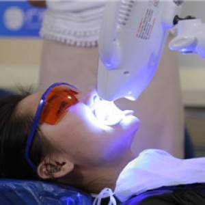 保定東陽口腔醫(yī)院醫(yī)生白小青做牙齒冷光美白怎么樣？附案例效果對(duì)比圖