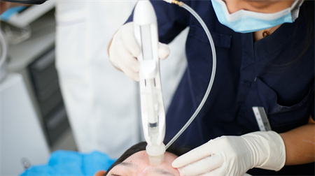 長沙雍禾美度醫(yī)療美容門診部_儀器操作中