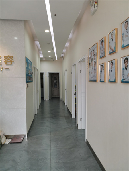 廣州鉑醫(yī)昂方醫(yī)療美容門(mén)診部_醫(yī)院走廊