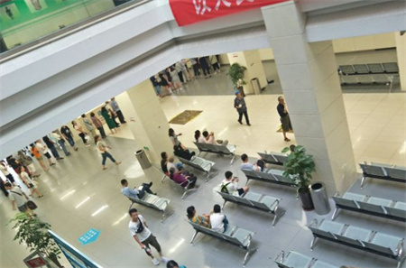 成都中醫(yī)藥大學(xué)附屬醫(yī)院銀海醫(yī)美_醫(yī)院大廳