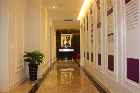 濟(jì)南蔡景龍醫(yī)療美容門診部_醫(yī)院走廊