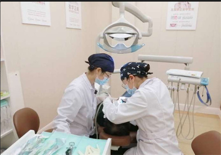 泉州柏德口腔門診部_醫(yī)生治療中