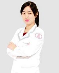 　　林金英，遼寧曙光整形外科醫(yī)院(原協(xié)和)主治醫(yī)師  　　林金英醫(yī)生簡介：  　　畢業(yè)于福建中醫(yī)藥大學(xué)，先后于天津464醫(yī)院及、鄭州集美整形醫(yī)院及上海九院學(xué)習(xí)工作，積累了大量臨床經(jīng)驗。  　　擅長綜合性解決皮膚問題，痤瘡痘痕、太田痣、黃褐痣、雀斑、咖啡斑、色素斑、脫毛登皮膚問題的激光治療及綜合治療。  　　林金英擅長項目：  　　精通于各類色素性皮膚疾病，運用激光等技術(shù)綜合性解決皮膚問題，如太田痣、黃褐斑、雀斑、咖啡斑、痤瘡、痘坑痘印、脫毛等。