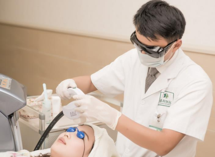 新津志輝醫(yī)院醫(yī)療美容科_激光治療室