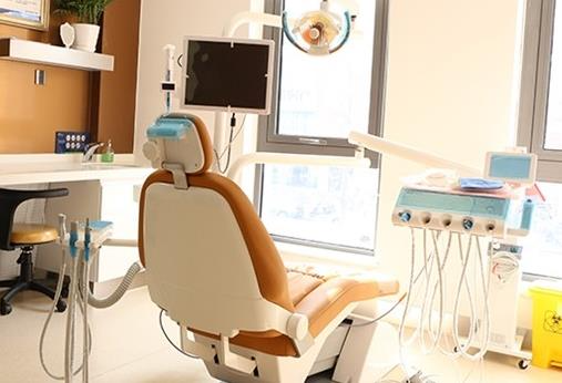 襄陽時(shí)代口腔醫(yī)院_治療室